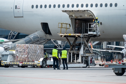 Two airport employees working on the tarmac — VeriSpine Joint Centers offers specialized airport workers’ comp treatment for job-related injuries.
