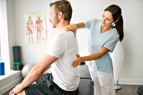 A female doctor at VeriSpine Joint Centers evaluates a sports injury, providing personalized athlete pain treatments to help the patient recover and return to competition.