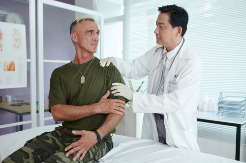 A veteran consulting with a doctor about veteran pain treatments at VeriSpine Joint Centers in Stockbirdge.