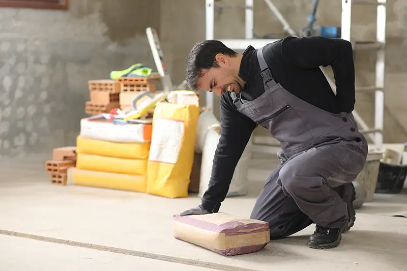man bending down while experiencing si joint pain